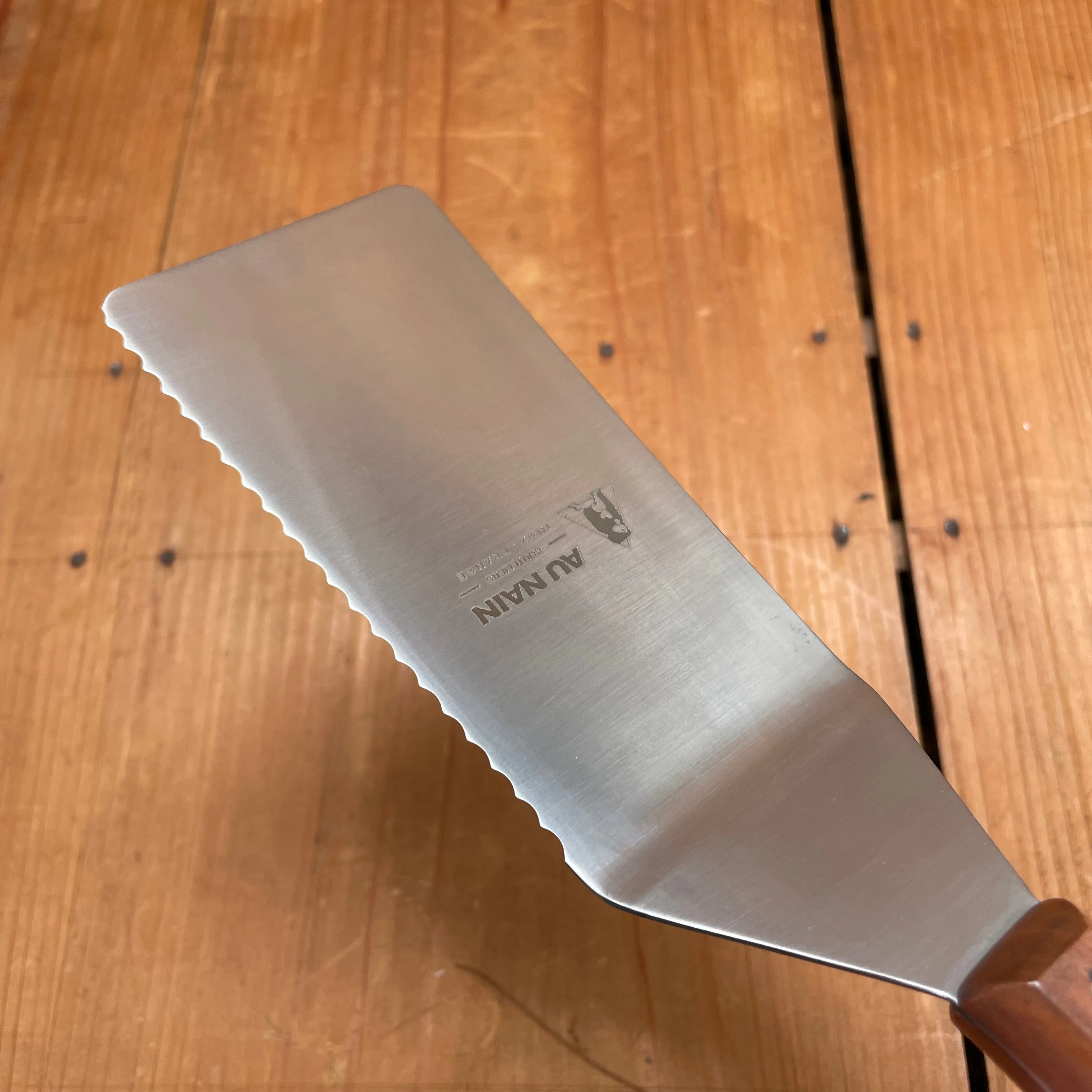 Au Nain 6" Spatula with Serrations