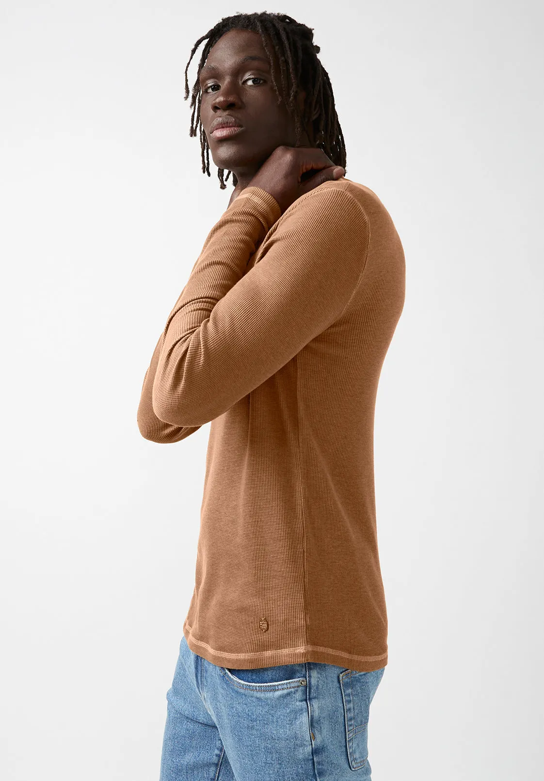 Kipat Men’s Long-Sleeve Henley Top in Dark Beige - BM24046