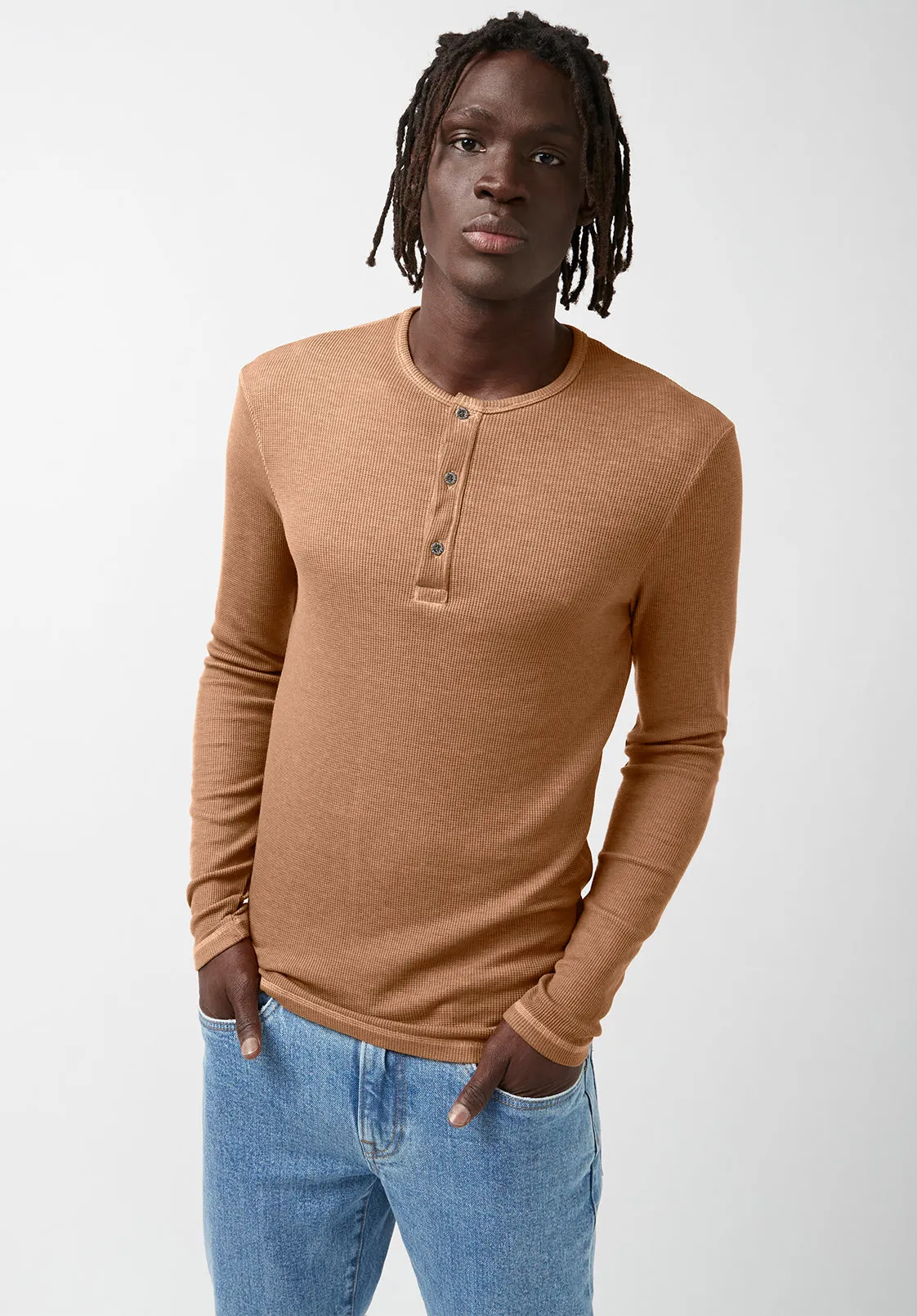 Kipat Men’s Long-Sleeve Henley Top in Dark Beige - BM24046